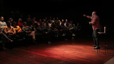 Público atento durante el monólogo