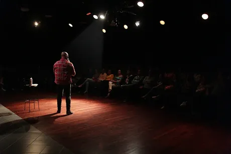 Dorian Ortiz interactuando de cerca con el público