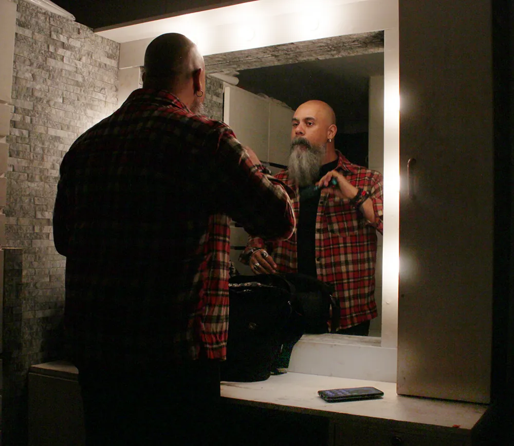 Dorian Ortiz preparándose frente al espejo antes de salir a escena